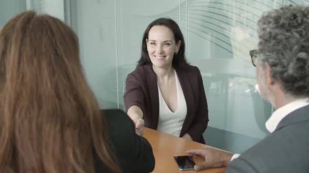 Lächelnde freundliche Geschäftsfrau beim Händeschütteln mit Partnern — Stockvideo