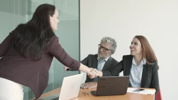 Jobkandidat kommt zum Vorstellungsgespräch — Stockvideo