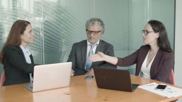 Üzleti partnerek kezet ráznak egymással. — Stock videók