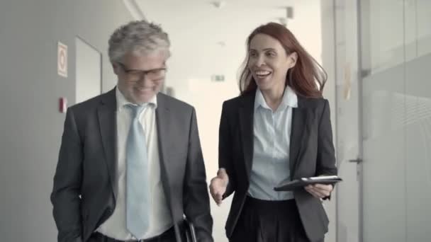 Šťastný manažer a šéf mluví při procházce v kanceláři chodby — Stock video