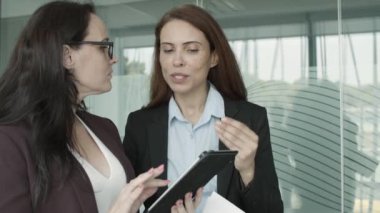 Kadın meslektaşlar birbirleriyle konuşuyor.