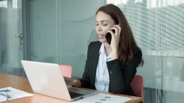 İş yerinde dizüstü bilgisayar kullanan ofis çalışanı.