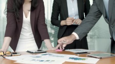 İş grubu kağıt raporlarını analiz ediyor