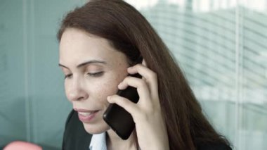 Ofis elbisesi içinde pozitif kadın.