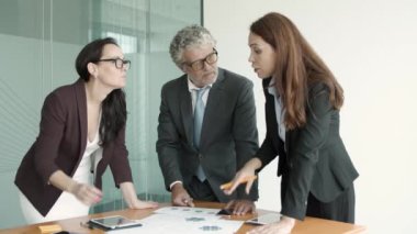 Müdür patrona rapor veriyor.