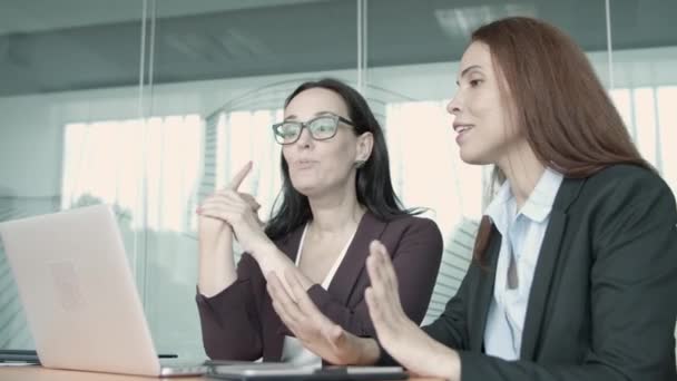 Jóvenes empresarias hablando, vídeo chat a través de ordenador portátil — Vídeos de Stock