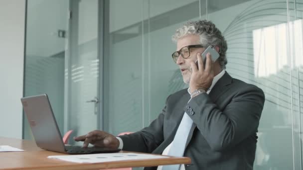 Confident mature CEO wearing suit and glasses — Stock Video