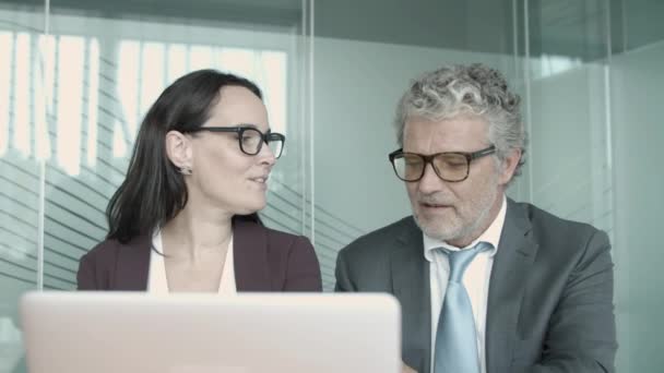 Szef w średnim wieku w okularach rozmawiający z asystentką — Wideo stockowe