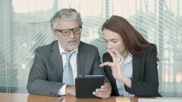 Socios empresariales observando y discutiendo la presentación del proyecto — Vídeos de Stock