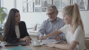 Yetişkin kız ve yetişkin baba anlaşma imzalıyor.