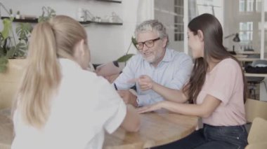 Kendine güvenen iş adamları masada oturup konuşuyorlar.