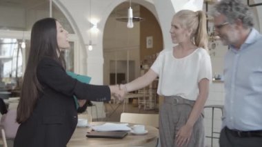 Müşterilerle başarılı kadın temsilci toplantısı