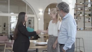 Kendine güvenen bir ajan müşterilerine veda ediyor.