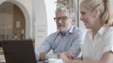 İçerik iş adamları projeyi tartışıyor, verileri izliyor