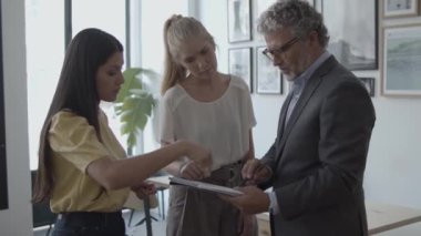 Girişimciler yatırımcılarla görüşüyor