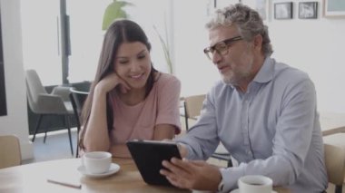 Tablet bilgisayarla veri okuyan profesyonel girişimciler