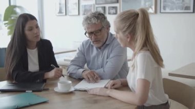 Danışman müşterilerin başvuru formlarını doldurmasına yardım ediyor