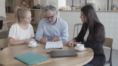 Sigorta acentesi ve müşteriler iş yerinde toplanıyor