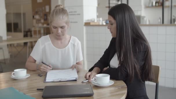 Ung kvinnlig klient möte med försäkringsagent — Stockvideo