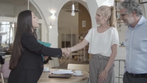 Erfolgreiches Treffen weiblicher Agenten mit Kunden — Stockvideo