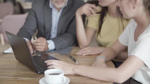 Gehakt beeld van zelfverzekerde collega 's aan tafel — Stockvideo