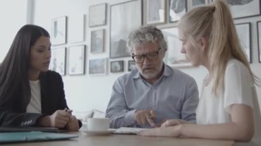 Danışmanlar uygulamayı tamamlamak için istemciye yardım ediyor