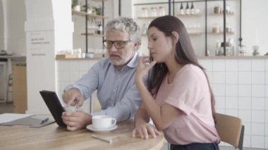 İçerik patronu tablet ekranı işaret ediyor ve gösteriyor