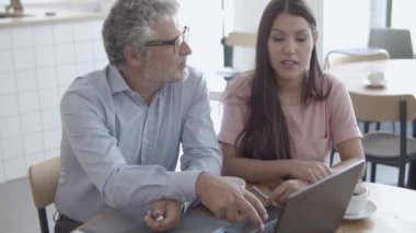 Güzel esmer bayan meslektaşım CEO ile konuşuyor.