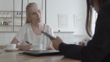 Menajer ve bayan müşteri sağlık sigortası anlaşması imzalıyor