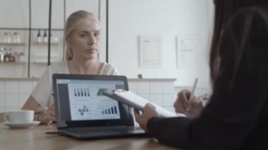 Finans danışmanıyla genç bayan müşteri toplantısı.