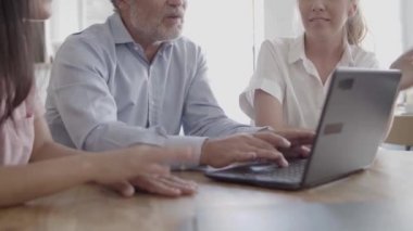 Dizüstü bilgisayarda daktilo yazan kıdemli işadamının kırpılmış görüntüsü