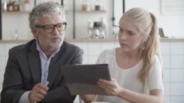 Mutlu ortaklar sözleşme imzalar, el sıkışır ve eğlenirler.