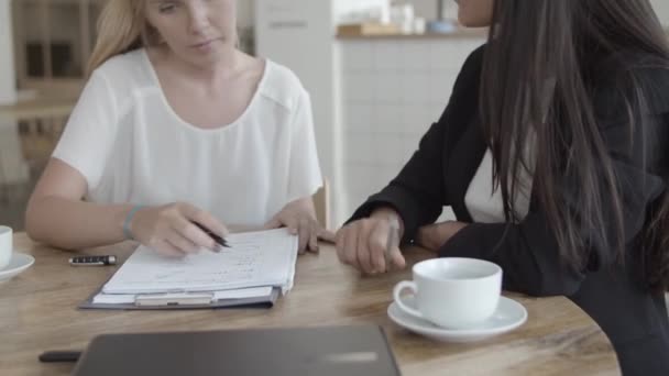 Snímek setkání mladé klientky s pojišťovacím agentem — Stock video