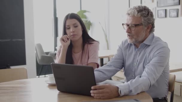 Radosni koledzy czatują i używają laptopa — Wideo stockowe