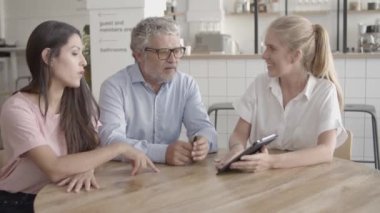 Sakallı, tecrübeli CEO tablete bakıyor ve konuşuyor.