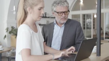 Açılış yöneticisi projeyi yatırımcıya sunuyor