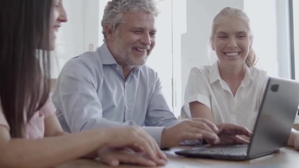 Glücklicher Senior-Geschäftsmann tippt auf Laptop-Tastatur und lacht — Stockvideo