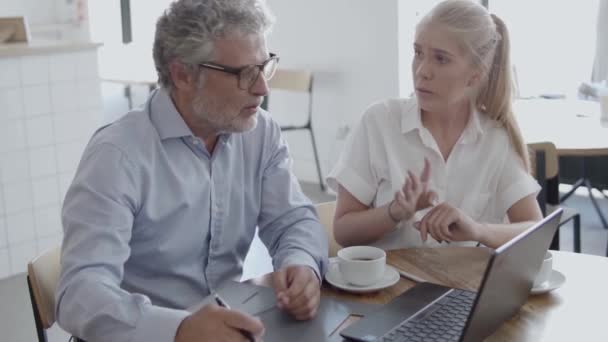 Capo anziano in occhiali discutere con assistente femminile — Video Stock