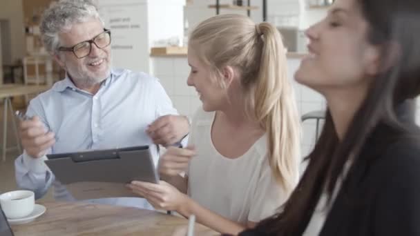 Verzekeringsagent en klanten ontmoeten elkaar in co-working space — Stockvideo