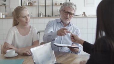 Baba ve kızı sağlık sigortası anlaşması imzalıyor.