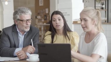 Olgun erkek ve genç kadın yenileme projesini tartışıyorlar.