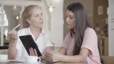 Tablet tutan ve verileri açıklayan içerik sarışın kadın