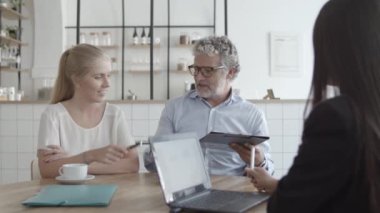 İş yerinde sağlık sigortası acentesi ve müşteriler buluşuyor