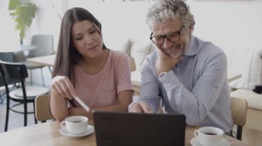 Esmer sekreter kıdemli patronla konuşuyor.