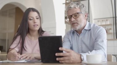 Esmer iş kadını. Sakallı iş arkadaşı.