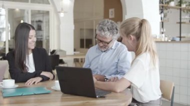 Kadın profesyonel danışman ve müşteriler