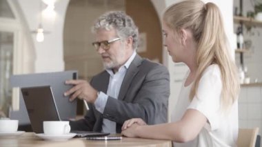 Kafkasyalı bir işadamı elinde bir pano tutuyor ve