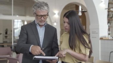 Yönetici müşteriyle anlaşmayı tartışıyor