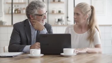 Ciddi girişimci projeyi tartışıyor ve sözleşme imzalıyor