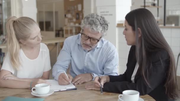 Setkání zákazníků s pojišťovacím agentem — Stock video